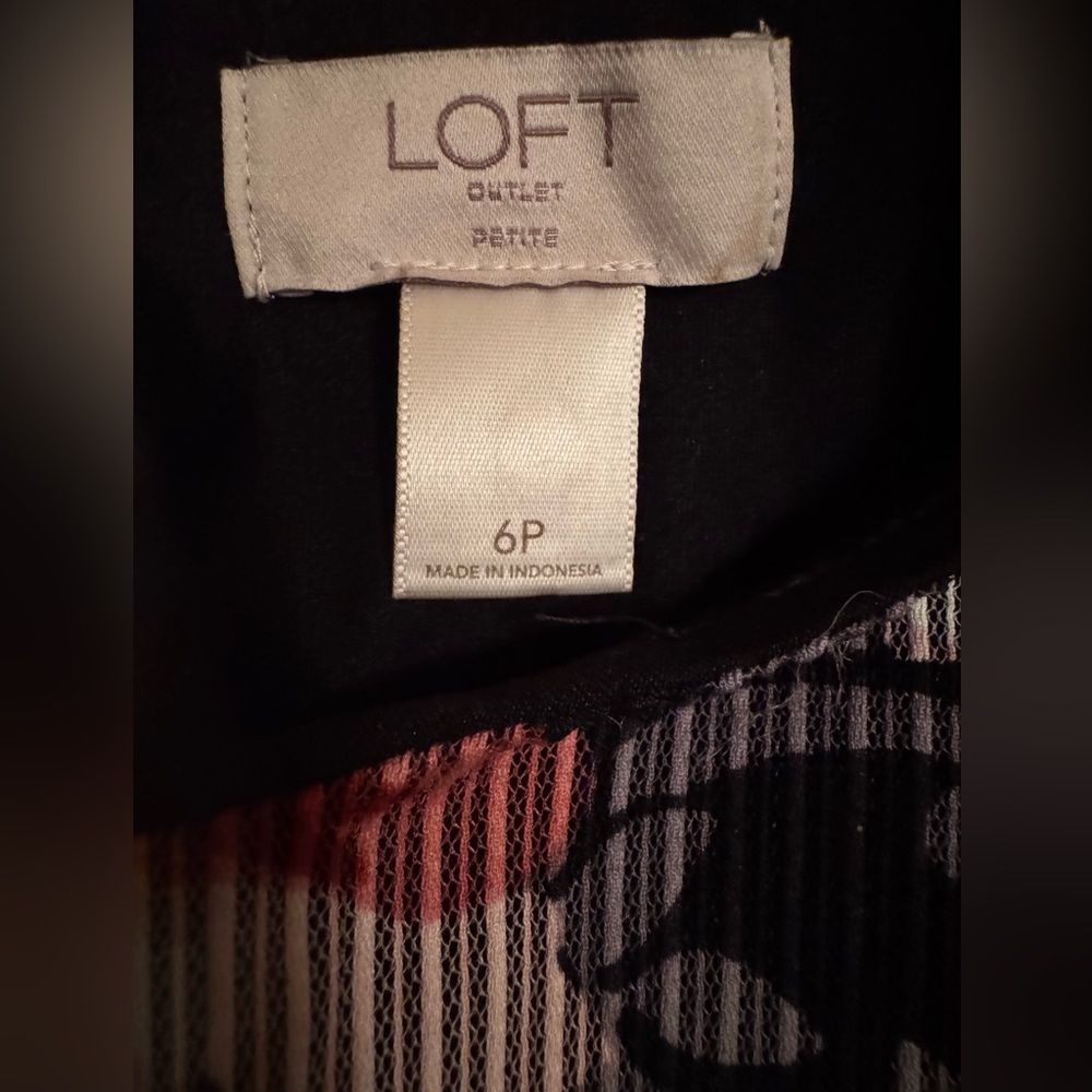 LOFT Black and Red Floral Patterned Dress Size 6P - Picture 6 of 7